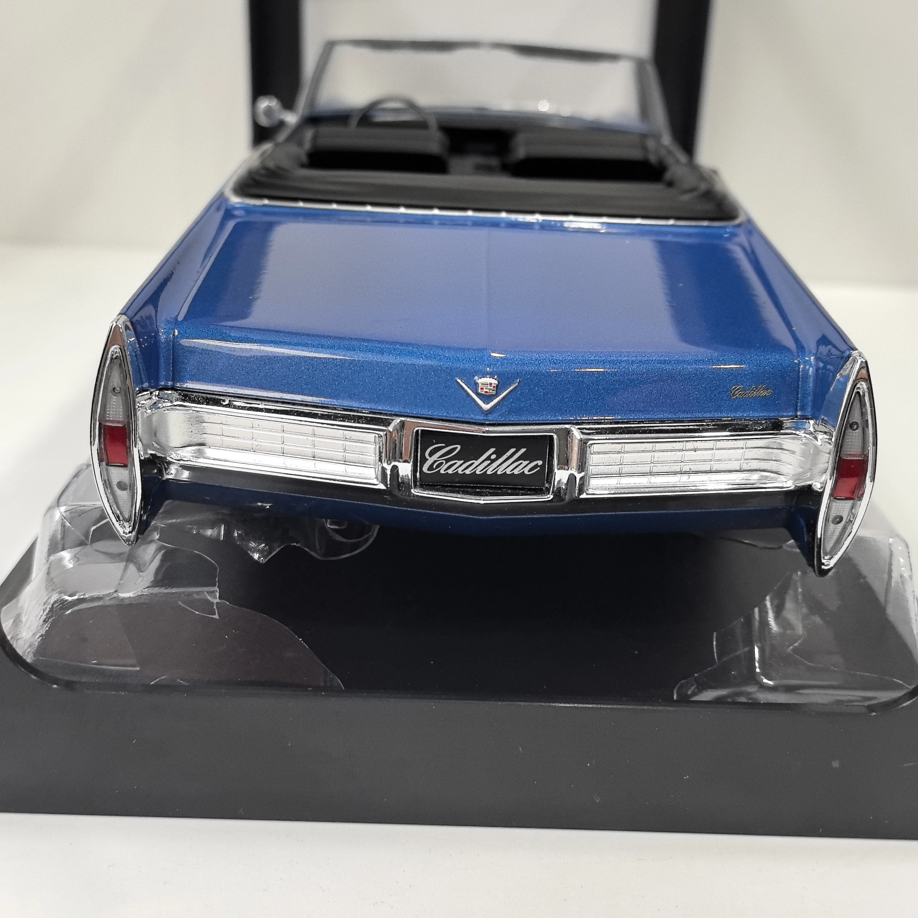 Model Cadillac Deville 1967 w skali 1/18, wykonany odlewniczo, kolekcjonerski model samochodu ze stopu, zabawka, prezent, pamiątka, ozdoba do ekspozycji.