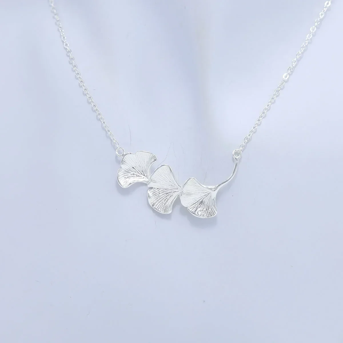 Silver Color Large Ginkgo Leaves Biloba Necklaces & Pendants For Women Retro Style Lady Accessories E437