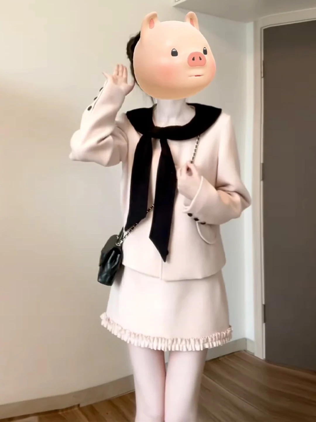 

Комплект из двух предметов: розовая шерстяная юбка А-силуэта и топ. Элегантный стиль, идеально подходит для молодых женщин зимой. Модный.