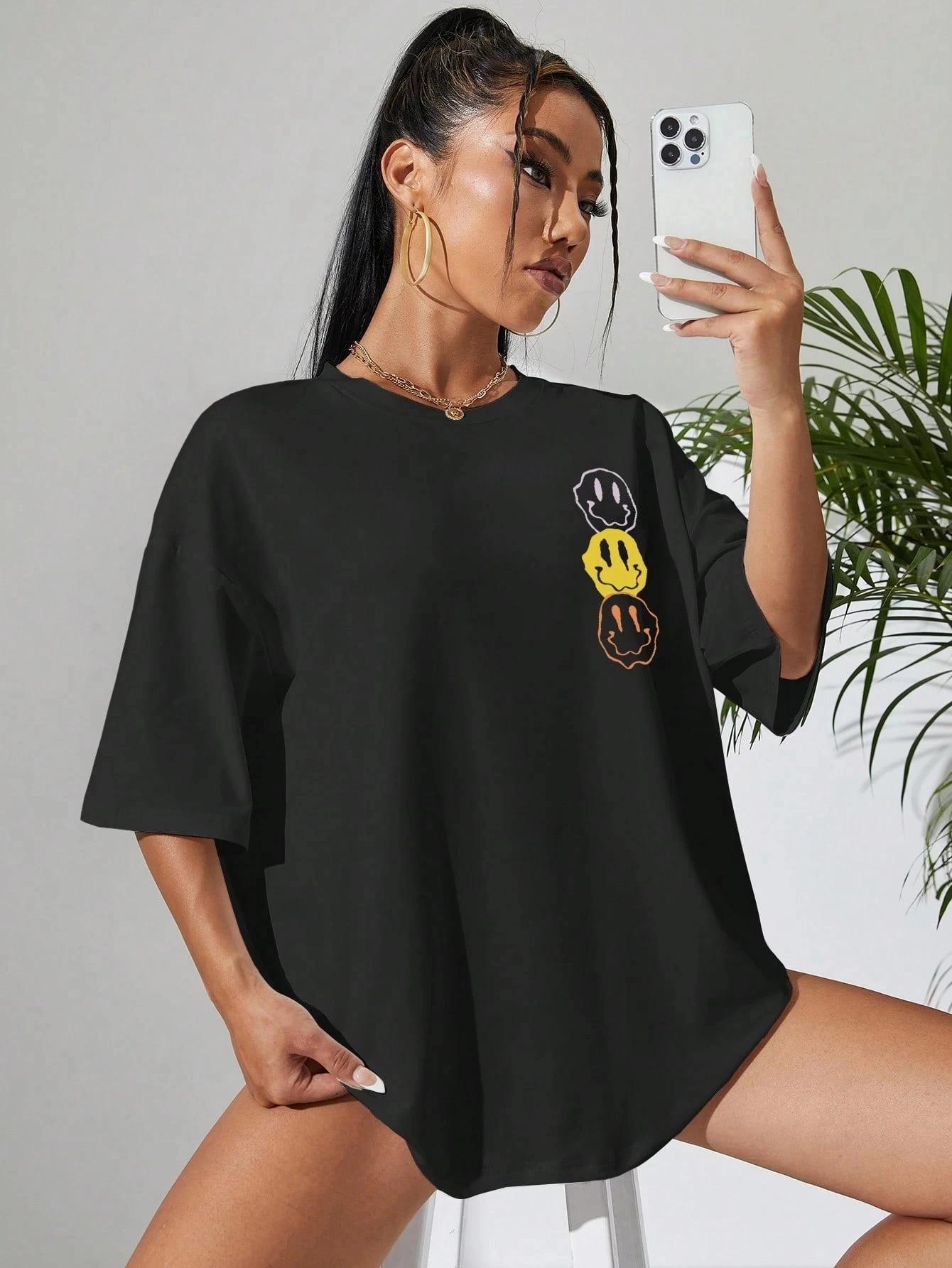 Camiseta negra de gran tamaño de talla grande con estampado de cara sonriente apilada de moda para looks casuales de moda