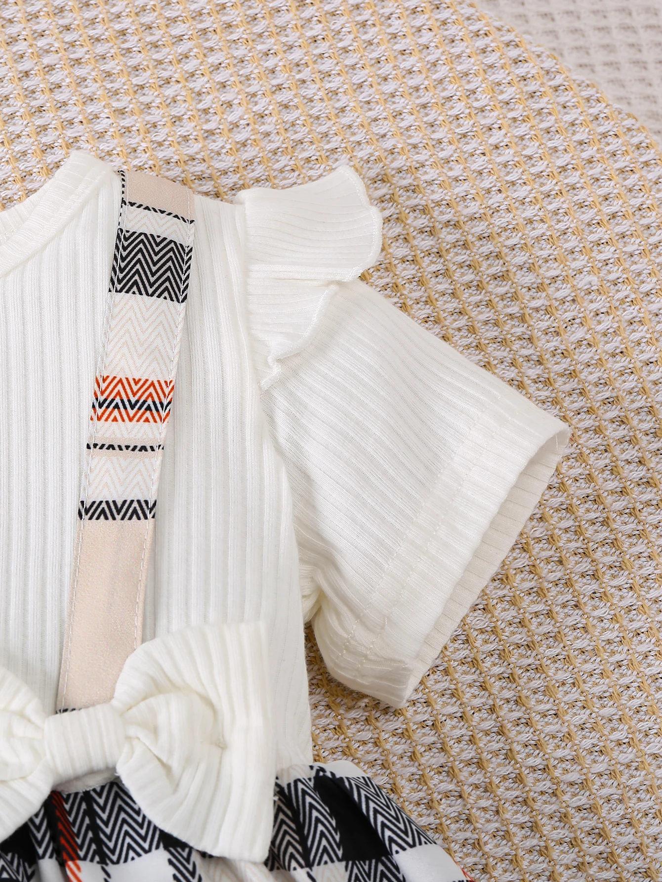 بدلة قفز على شكل مثلث للفتيات الصغيرات غير رسمية مرقعة منقوشة مزينة بفيونكة مكونة من قطعتين (بما في ذلك عصابة رأس) صيفية