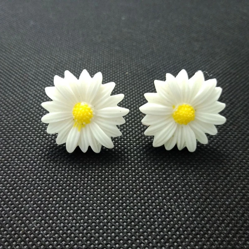 New Shiny Side New Fashion Brand Elegant White Flower Stud Earrings for Women Gift Simple Style Daisy Statement Brincos Jewelry