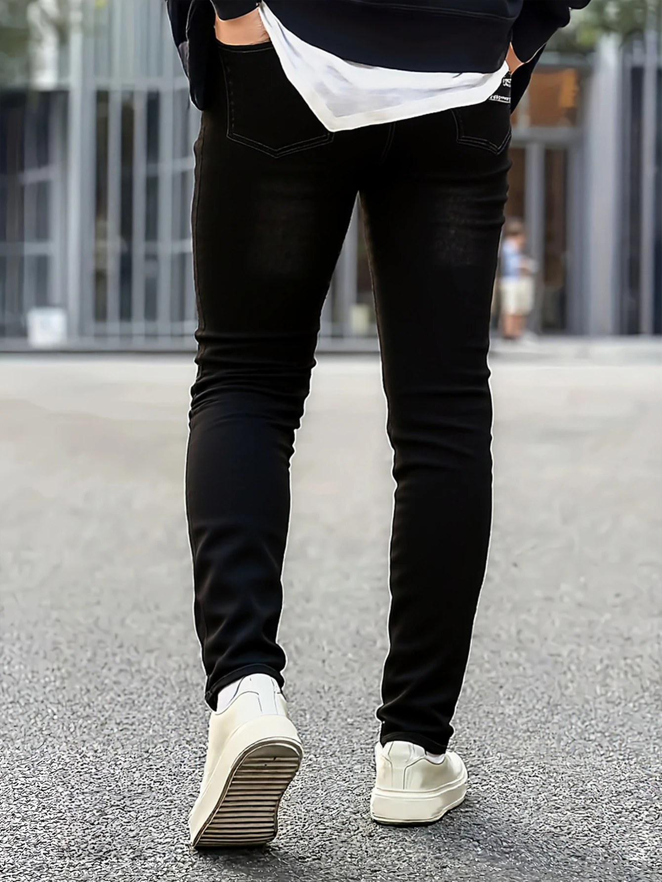 メンズの黒のスリムフィットジーンズ、シンプルで汎用性があり、体の形を美しく輪郭を描き、簡単に上品でスタイリッシュな外観を演出します。