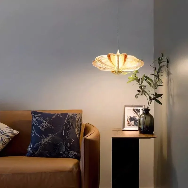 Candelabro de restaurante, luz sencilla y moderna, mesa de comedor redonda de lujo, bar, arte, fondo creativo, pared, dormitorio