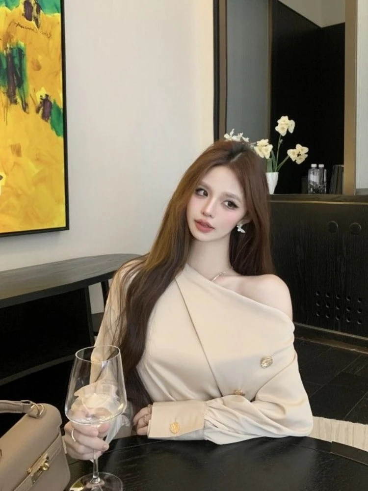 

Новый женский топ на пуговицах с открытыми плечами в корейском стиле, изысканные элегантные рубашки и блузки для женщин, красивая новинка 2025 года, популярная одежда