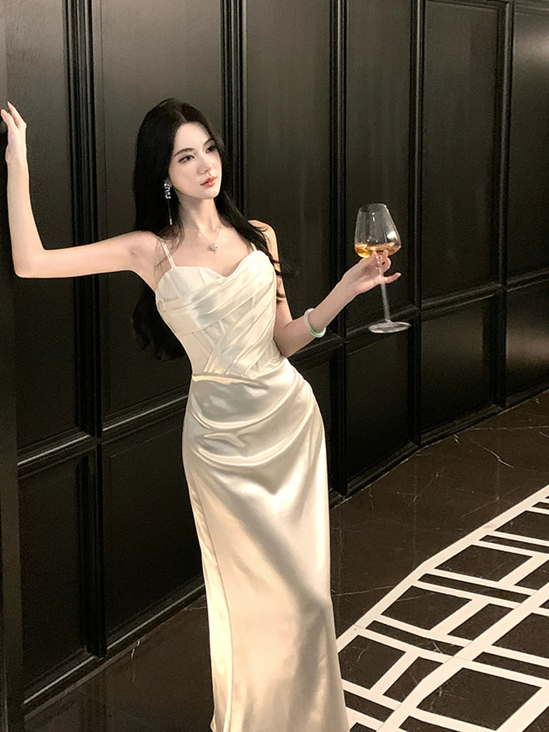 Sukienka na ramiączkach z satyny jedwabnej, wyszczuplająca, długa, wieczorowa, damska, modna, elegancka, do pracy, na wesele, na przyjęcie.