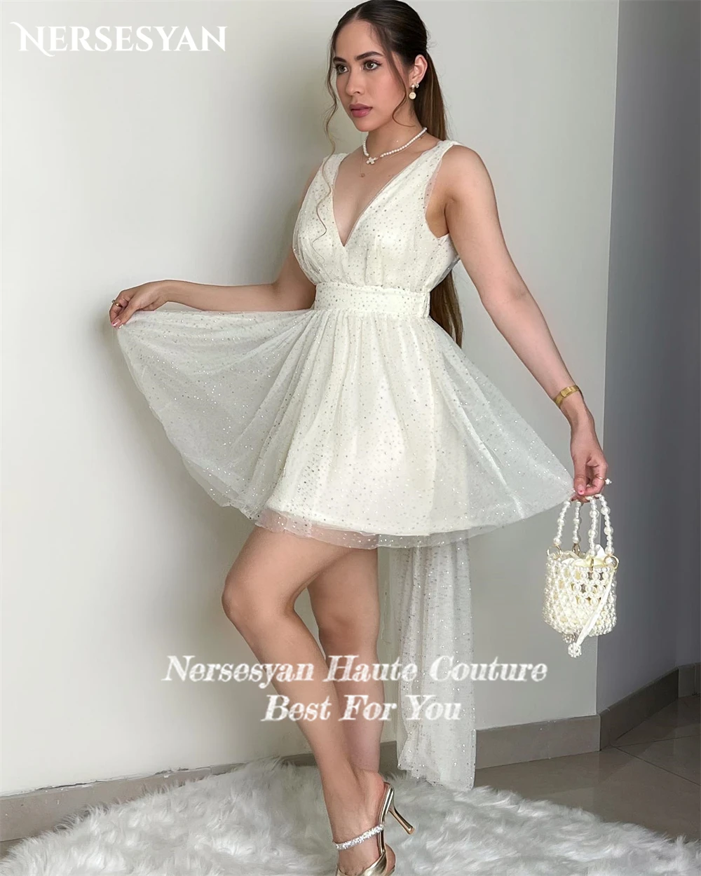 Nersesyan-Mini vestido de noiva sem costas com decote em V, Gliter, brilhante, vestidos de noiva sem mangas, fitas, linha A, elegante vestido de noiva, 2024