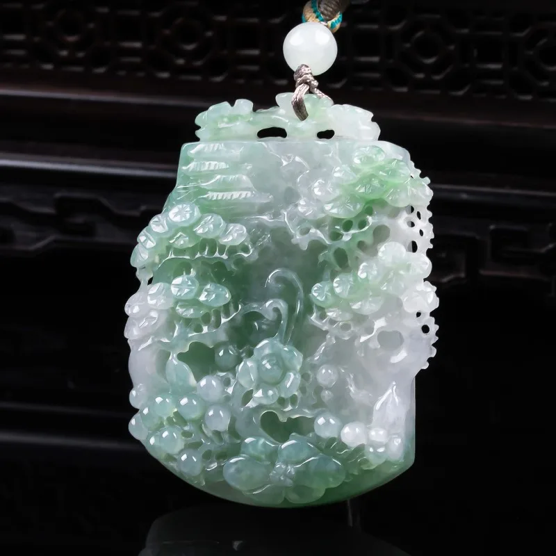Natural A-grade jadeite rich and luxurious mountain dwelling three-dimensional exquisite jade old and high ice pendant jade