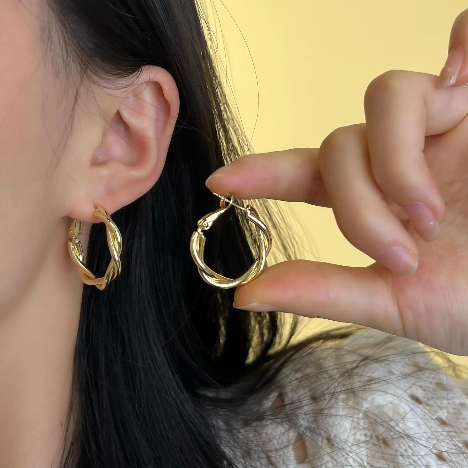 

Geometric Twisted Women's Earrings, Simple and Elegant Metal Style New Earrings, Unique Fashion Party Jewelry, Round Women's Earrings, Metal Ear Accessories