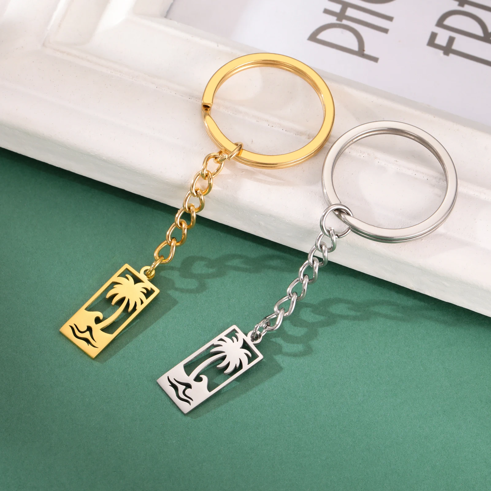 Ocean Wave Keychain for Woman Men Dad Car Key Chain Ring Palm Tree Sandy Beach Stainless Steel Gold Color Pendant Jewelry Gift