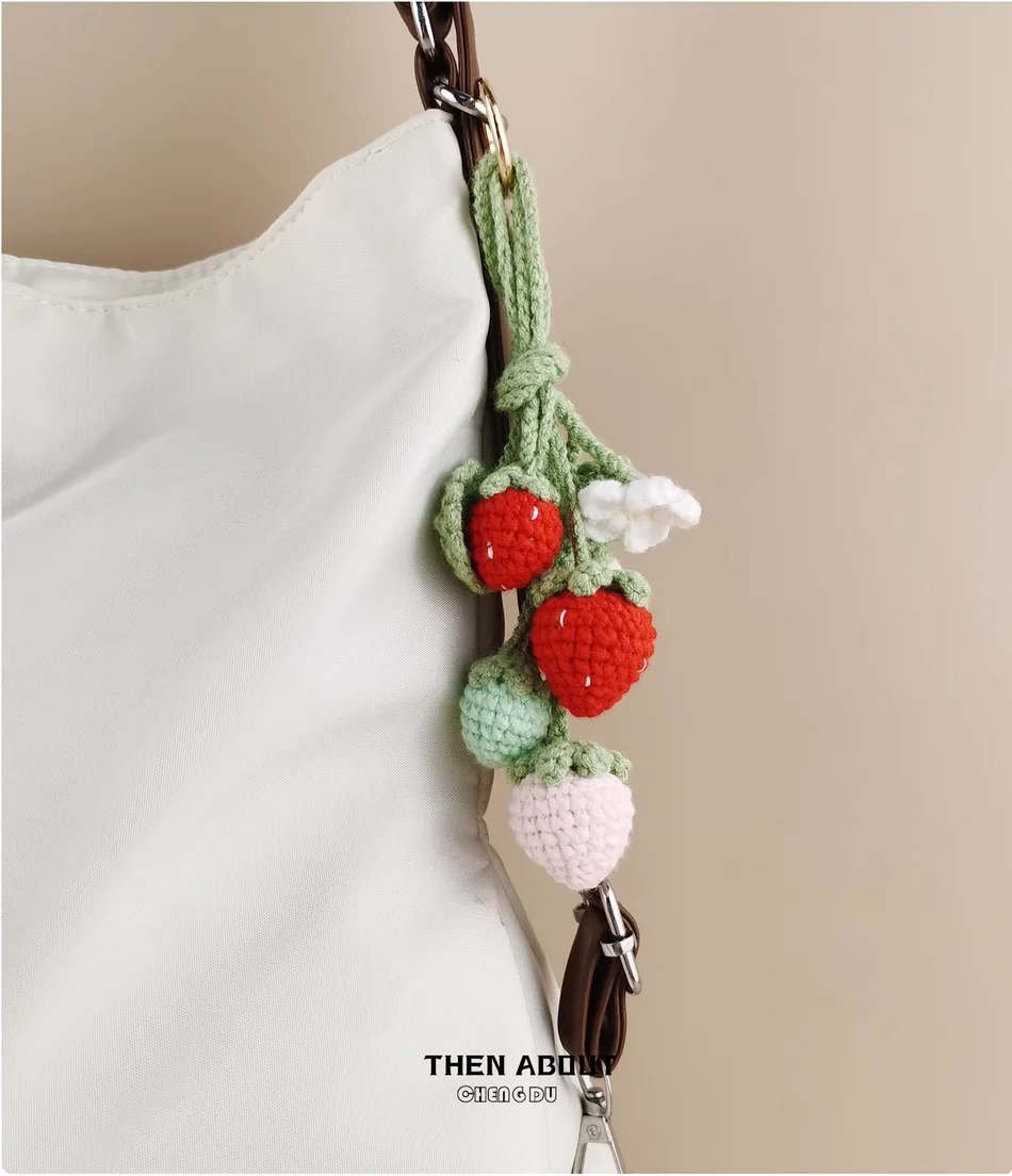 Good-looking bunch of strawberries, berries, worries, bags, pendants, ornaments, key chains, high-grade gifts.