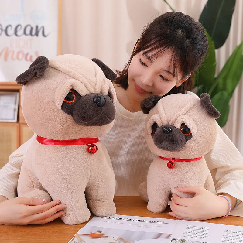Red Bell Pug Puppy ตุ๊กตาของเล่นตุ๊กตา Squatting สีน้ําตาลการ์ตูนสัตว์ Plushie เช่นจริง Appeasing Sleeping Hug เพื่อนปัจจุบัน