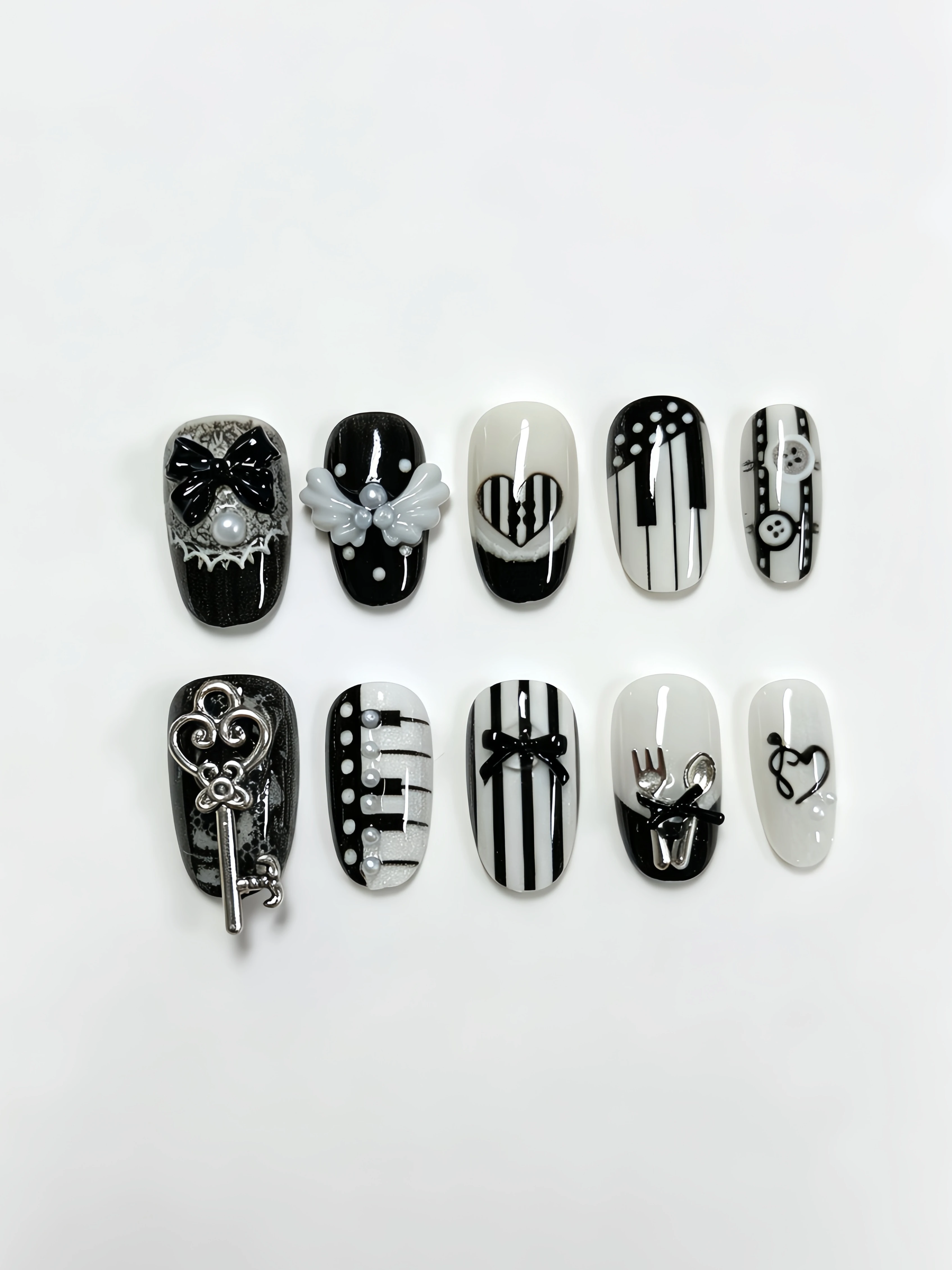 Faux ongles à presser blanc laiteux et noir mat, motif touches de piano noir et blanc peintes à la main, ensemble complet d'ongles à pression avec touches de piano et motifs d'anges, collection d'ongles rétro sur le thème de la musique, faux ongles pour femme de bureau élégante et douce, pour les rendez-vous, l'usage quotidien et les fêtes, lot de 10 pièces