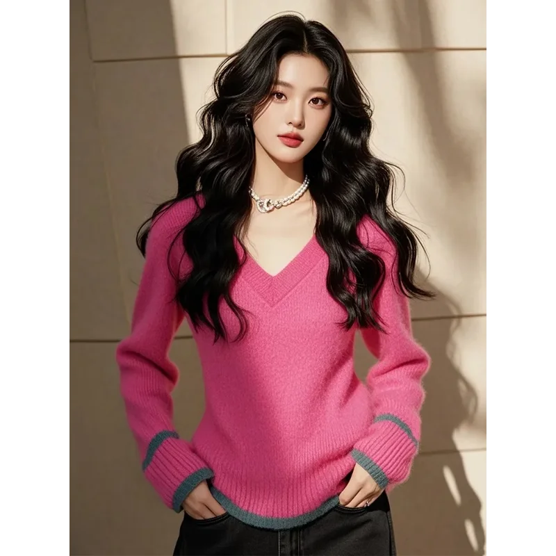 بلوفر نسائي ذو رقبة على شكل حرف V باللون الأحمر الوردي