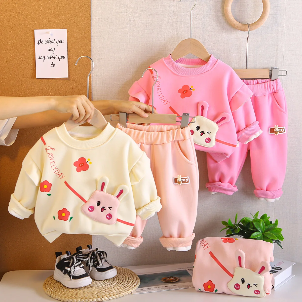 

Girls' Autumn and Winter 2025 New Floral Rabbit Sweatshirt Sets for Babies, Fleece-Lined Two-Piece Outfit
