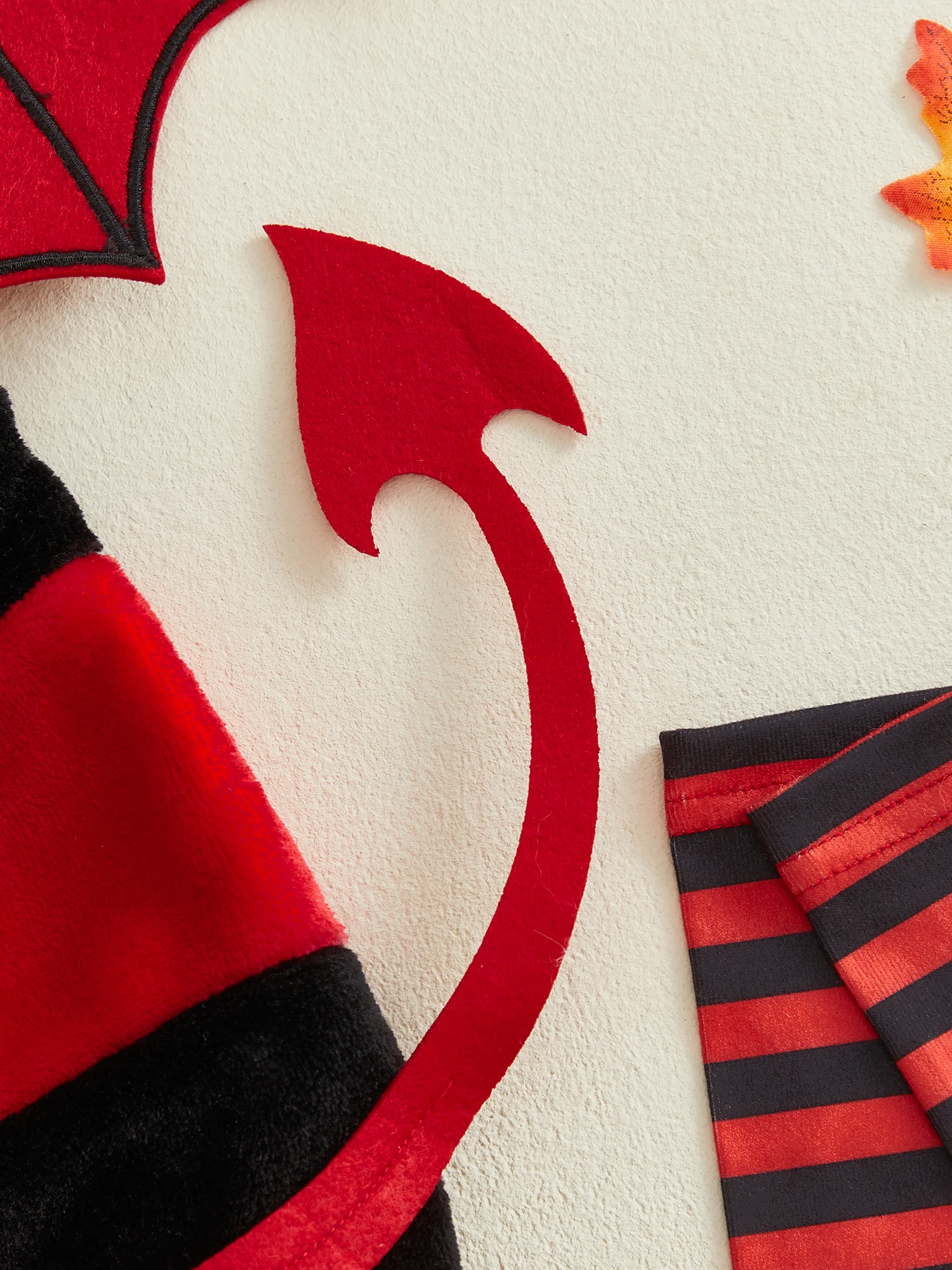 Conjunto de Disfraz de Bebé Diablo de Halloween sin Mangas con Medias a Rayas y Forro Polar