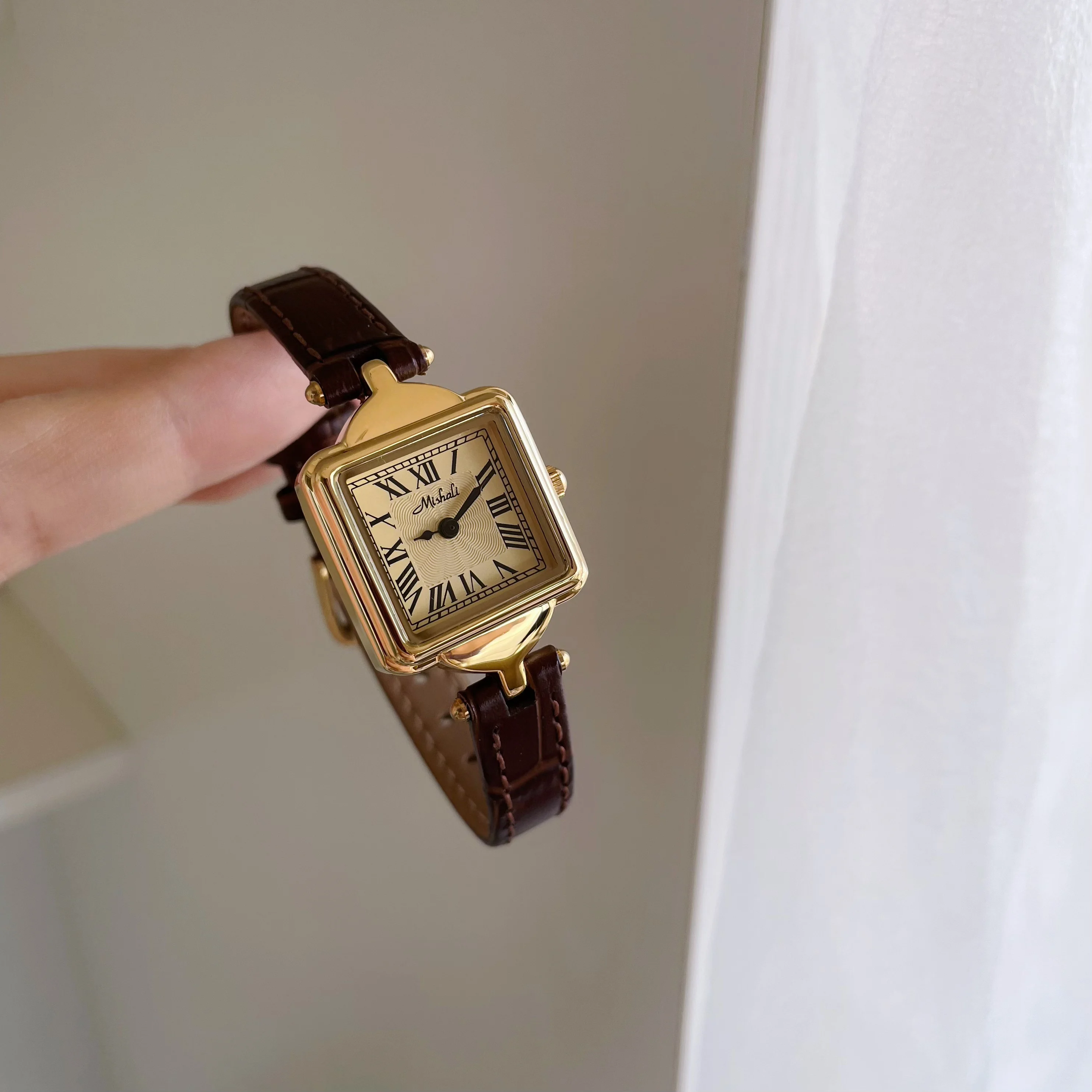 2026 novo relógio de couro feminino quadrado luxo cubo de açúcar mini pequeno mostrador retro relógio presente para mulher relógio de ouro