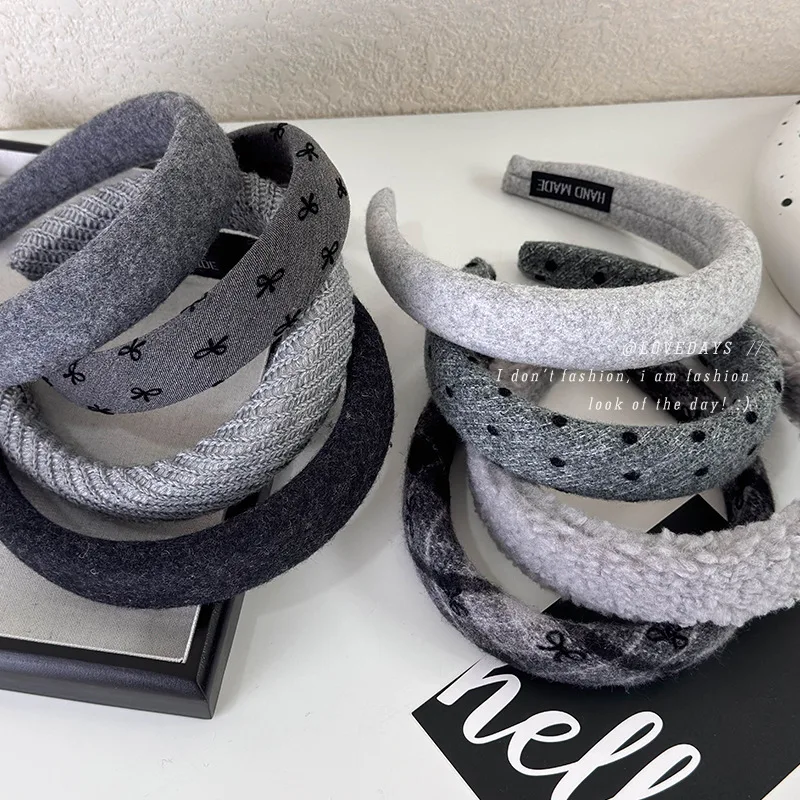 

Широкая вязаная повязка на голову серого цвета в горошек с бантом, придающая объем, в винтажном французском стиле, для женщин, осень-зима 2026, новая модная коллекция