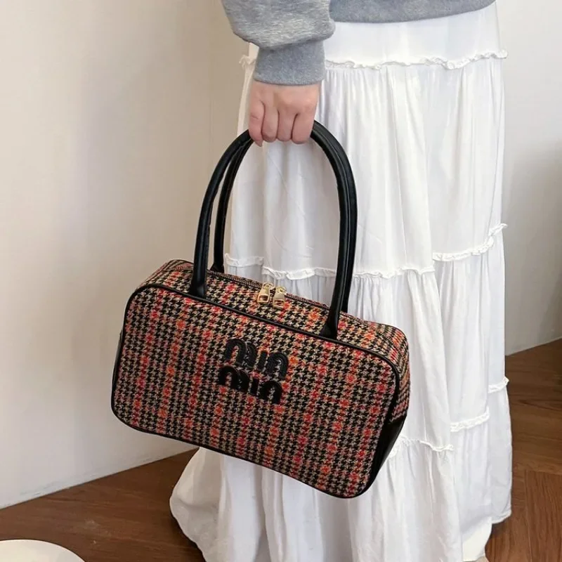 

2025 New Women's Fashionable Zipper Top Shoulder Bag Crossbody Bag with Unique Design Perfect for Casual Daily Use