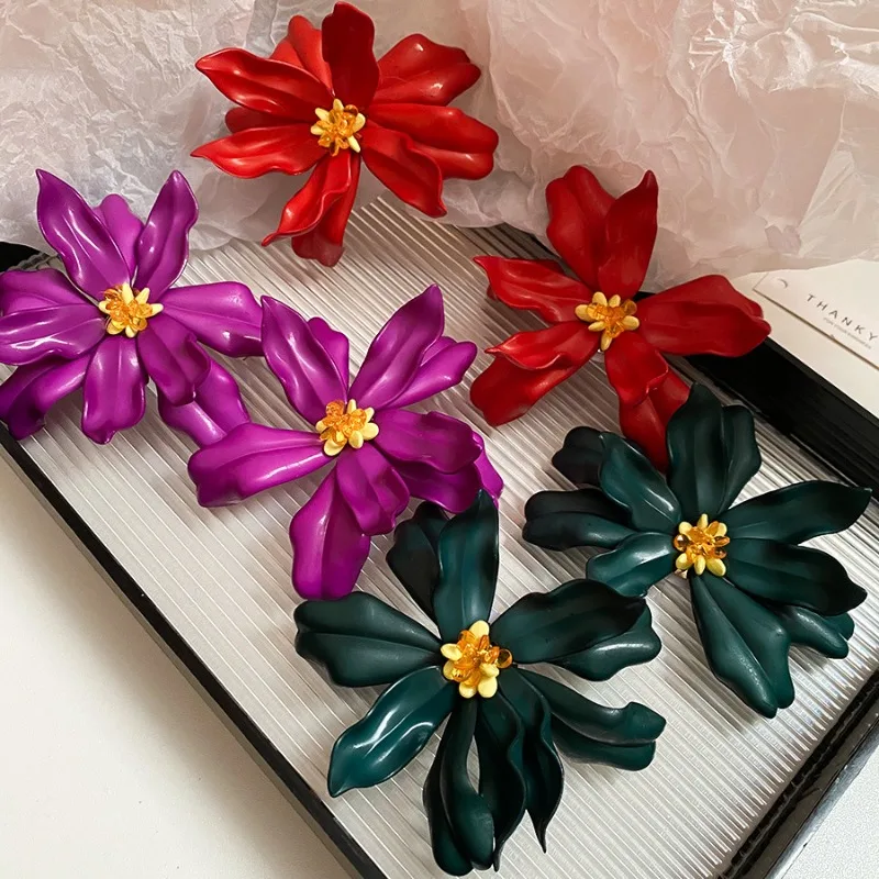 Acryl-Wellen-Ohrringe mit Kristallblumen für Damen, einzigartiges Design, trendiger Schmuck für den Urlaub am Meer, B