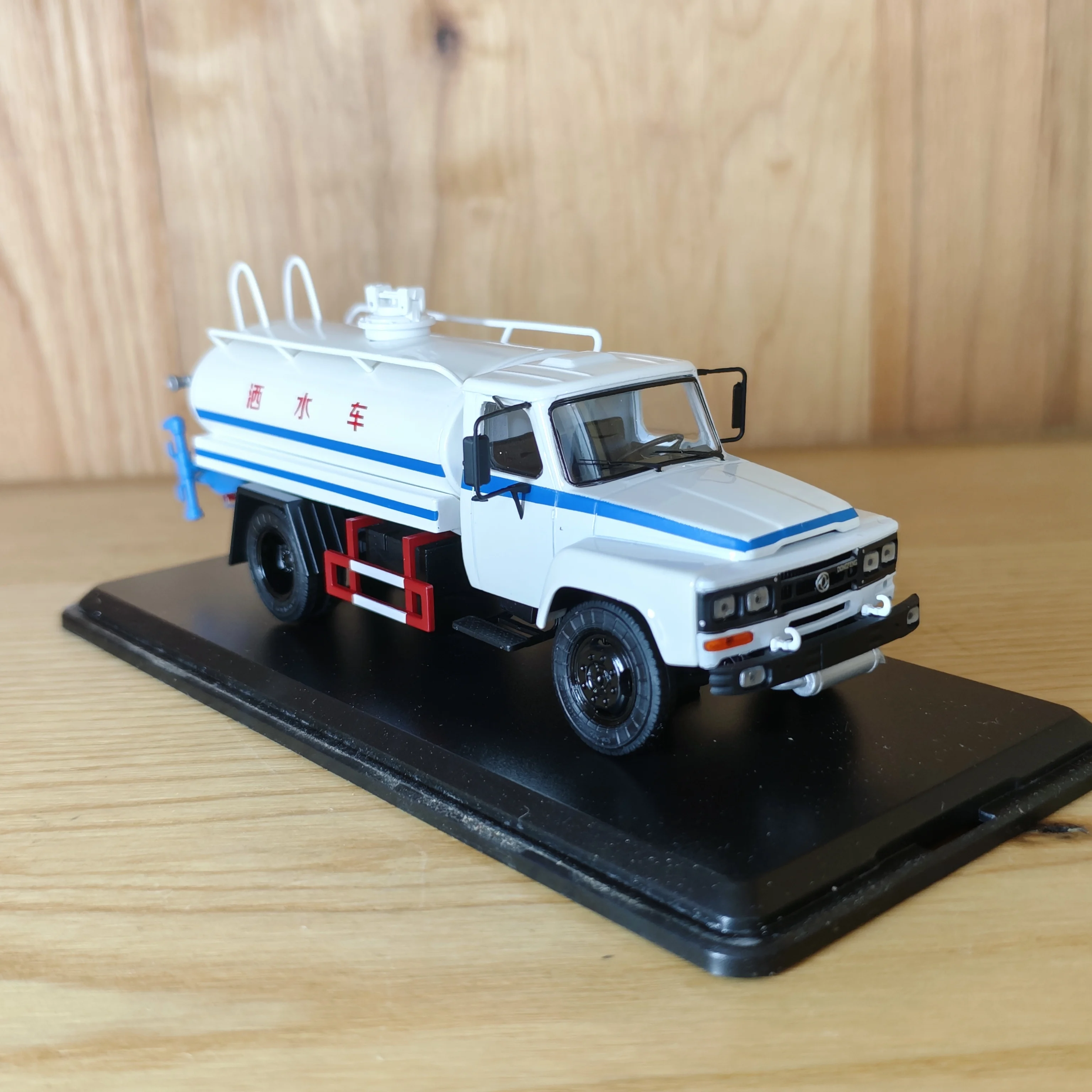 modele-de-camion-arroseur-de-style-vintage-peinture-blanche-pour-vehicule-de-maintenance-routiere-en-alliage-moule-sous-pression-dongfeng-a-l'echelle-1-43