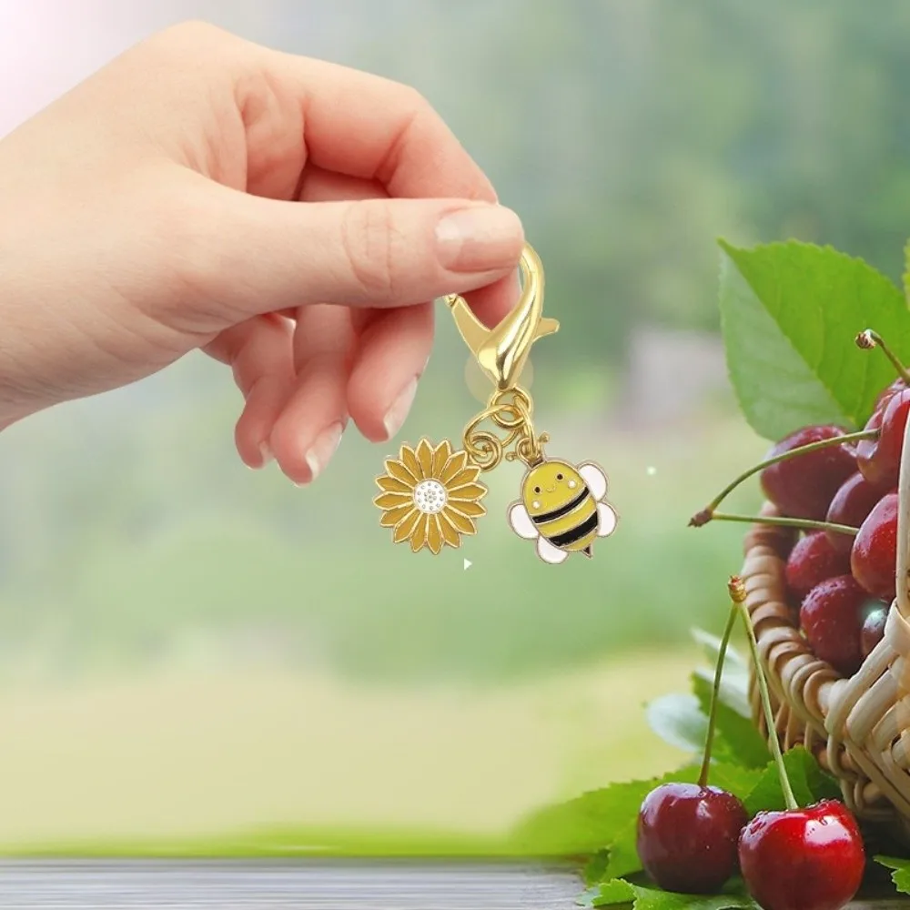 Mini Oil Dripping Bee Flower Pendant Ornaments Cute Bee Keychain Decoration Metal Bag Hanging Gifts