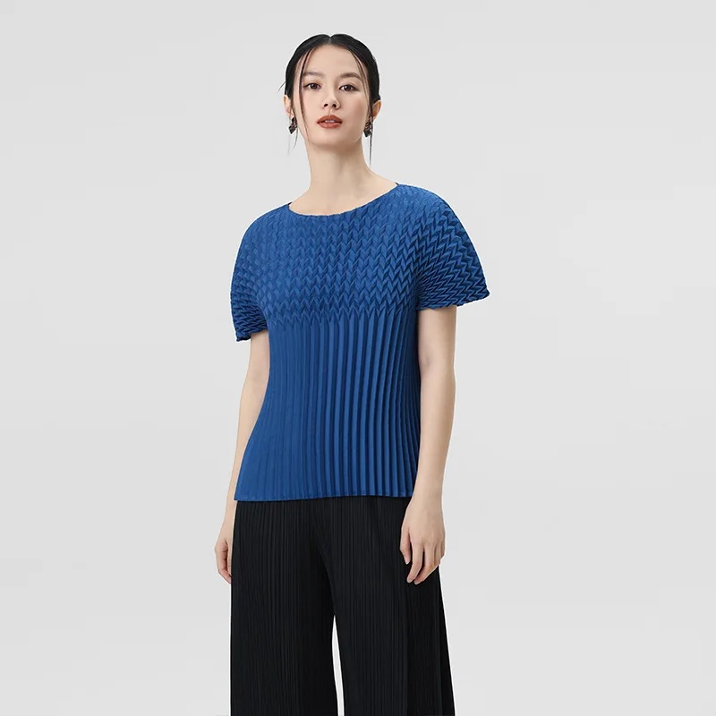 

Плиссированный топ Fold Miyake с круглым вырезом и коротким рукавом, с текстурой шеврон, современный минималистичный шик, универсальный, незаменимый на каждый день.