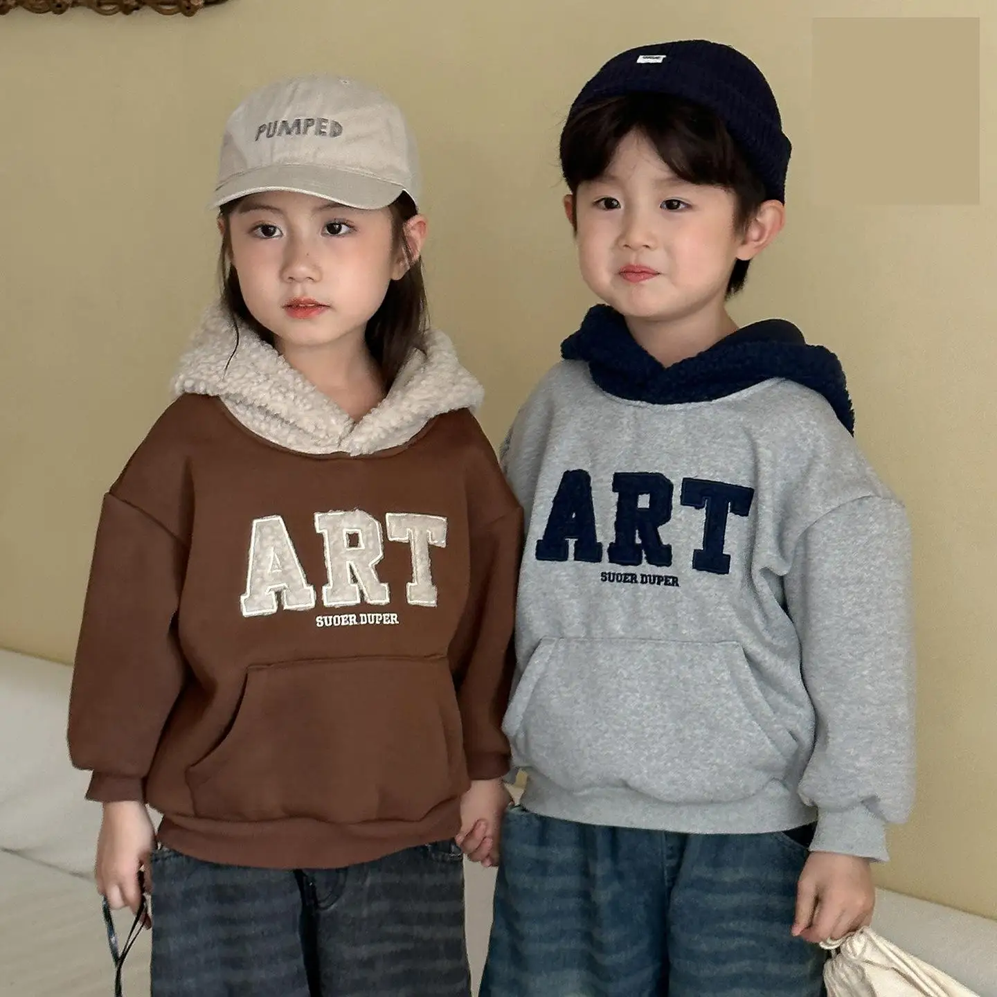 

Новинка зимы 2025 года, детский флисовый свитшот с буквами, повседневный пуловер для мальчиков, бархатные толстые теплые топы с капюшоном для девочек, детская одежда