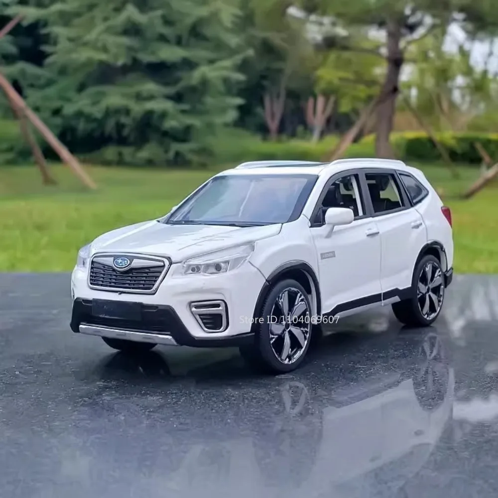 SUBARU-Forester carro modelo brinquedo para crianças, 1:30, metal fundido, pneu de borracha, veículo off-road, puxar para trás, luz sonora, presentes de aniversário