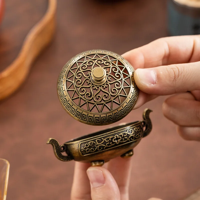 Exquisite and Compact Incense Burner with Hollowed Out Patterns Three Legged Stove Indoor Stove Plate Desktop Home Decoration