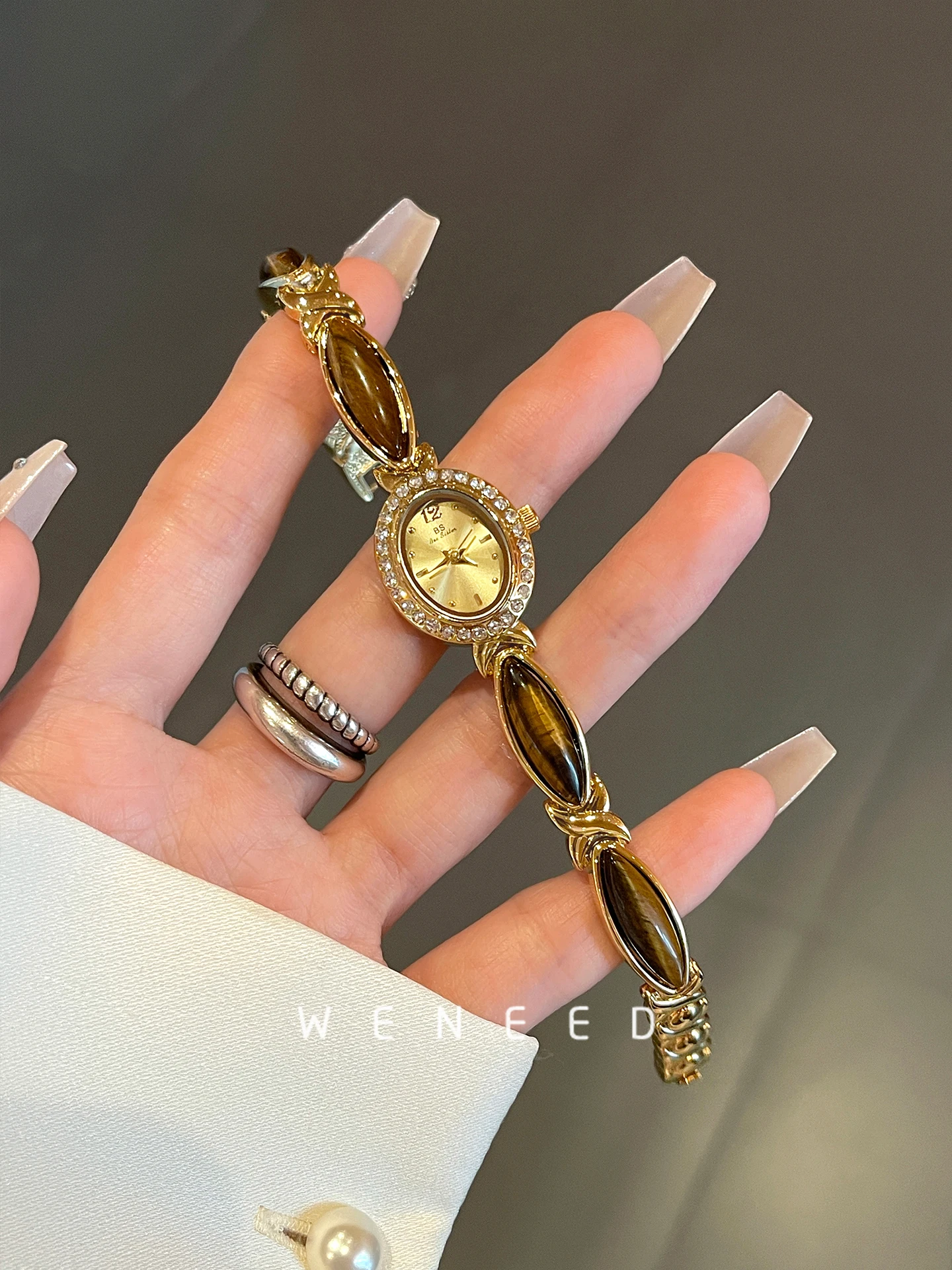 Elegant women's wristwatch, vintage style, luxurious and sophisticated, small dial, elegant steel strap, trendy women's watch.