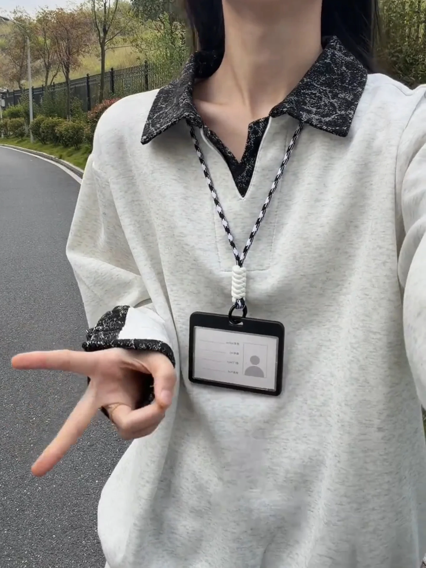 

White ey V-Ne Long Sve Men's Hoodie Spring 2026 New Design High-End American College Sle Loose Fit Thermal Treaent