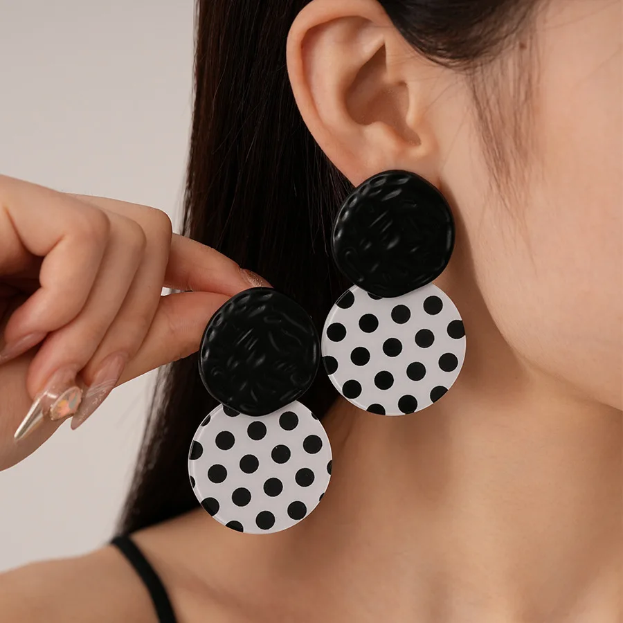 NISHIZAWA Retro Acrylic Black and White Polka Dot Round Earrings Fashionable Simple Geometric Earrings for Women