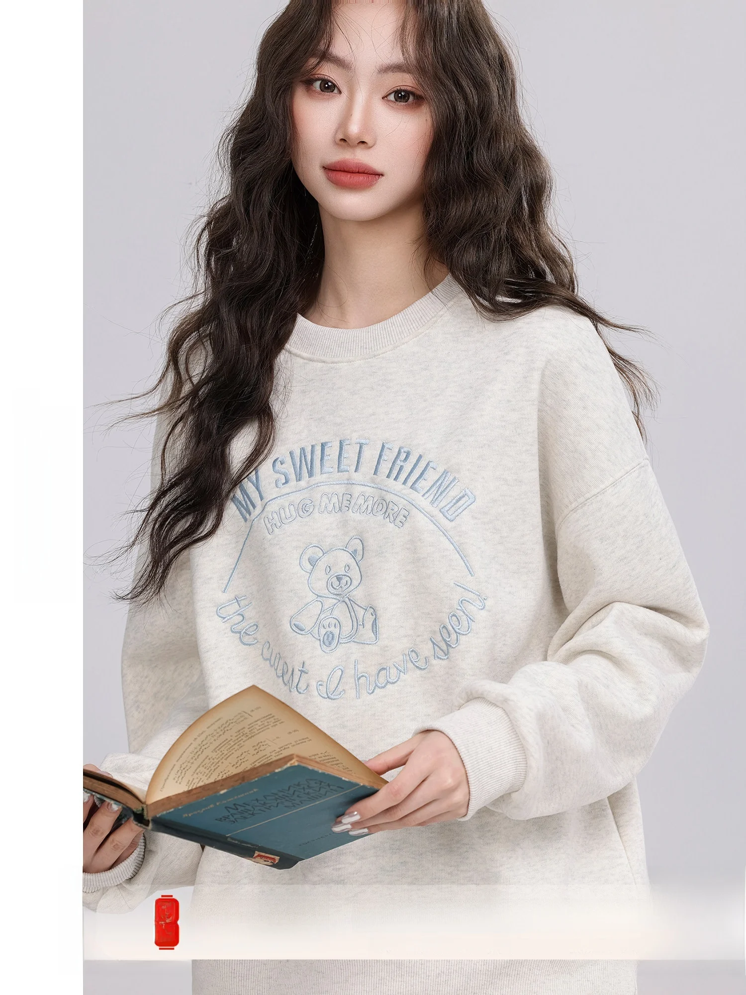 

Корейская женская толстовка с вышивкой медведя, на флисовой подкладке, повседневная, для города, модная, зимняя, новинка, из мягкого хлопка, с круглым вырезом