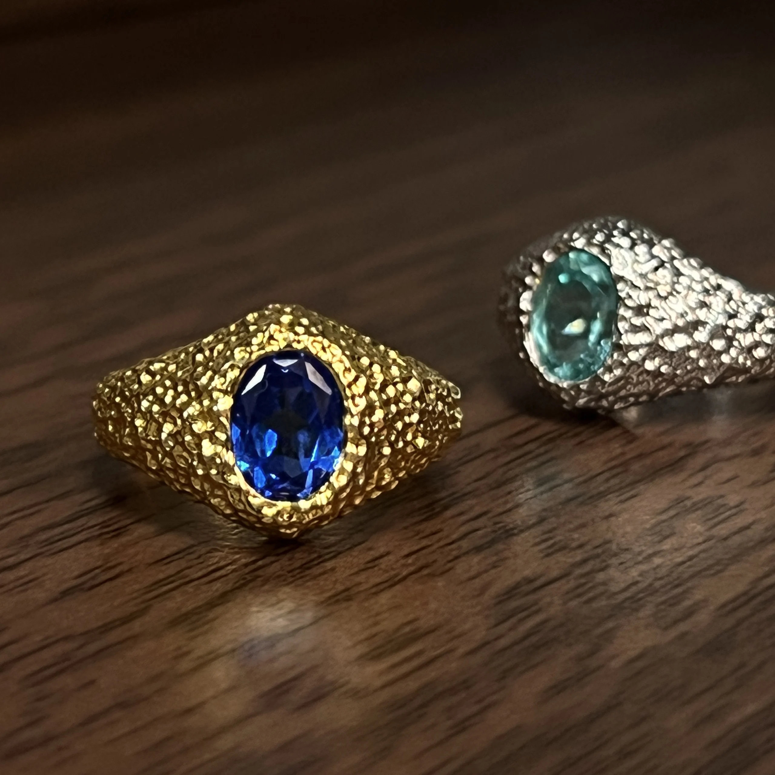 

S925 silver, 18k thick gold plating process, Paraiba/cultured sapphire hammered texture, vintage-inspired ring.