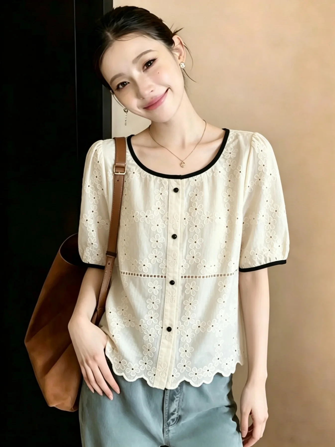 

Новая модная универсальная летняя рубашка больших размеров для полных женщин: вышитая, с круглым вырезом, приталенная, с коротким рукавом, скрывающая недостатки фигуры, трендовая.