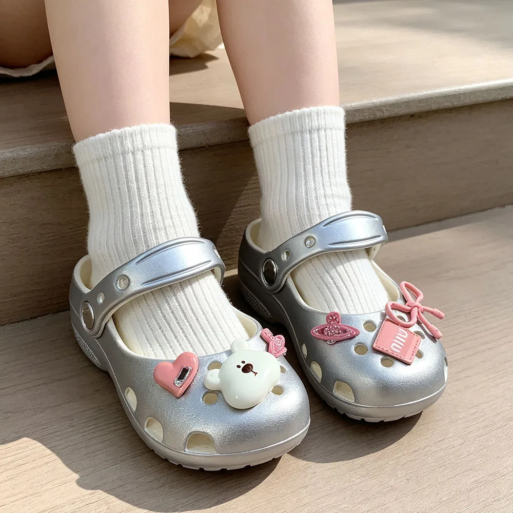 2026 Kids Girls Ballet Mary Jane Clogs Silver Cute Bear Charms Adjustable Strap Non-Slip Summer Beach Outdoor Sandals