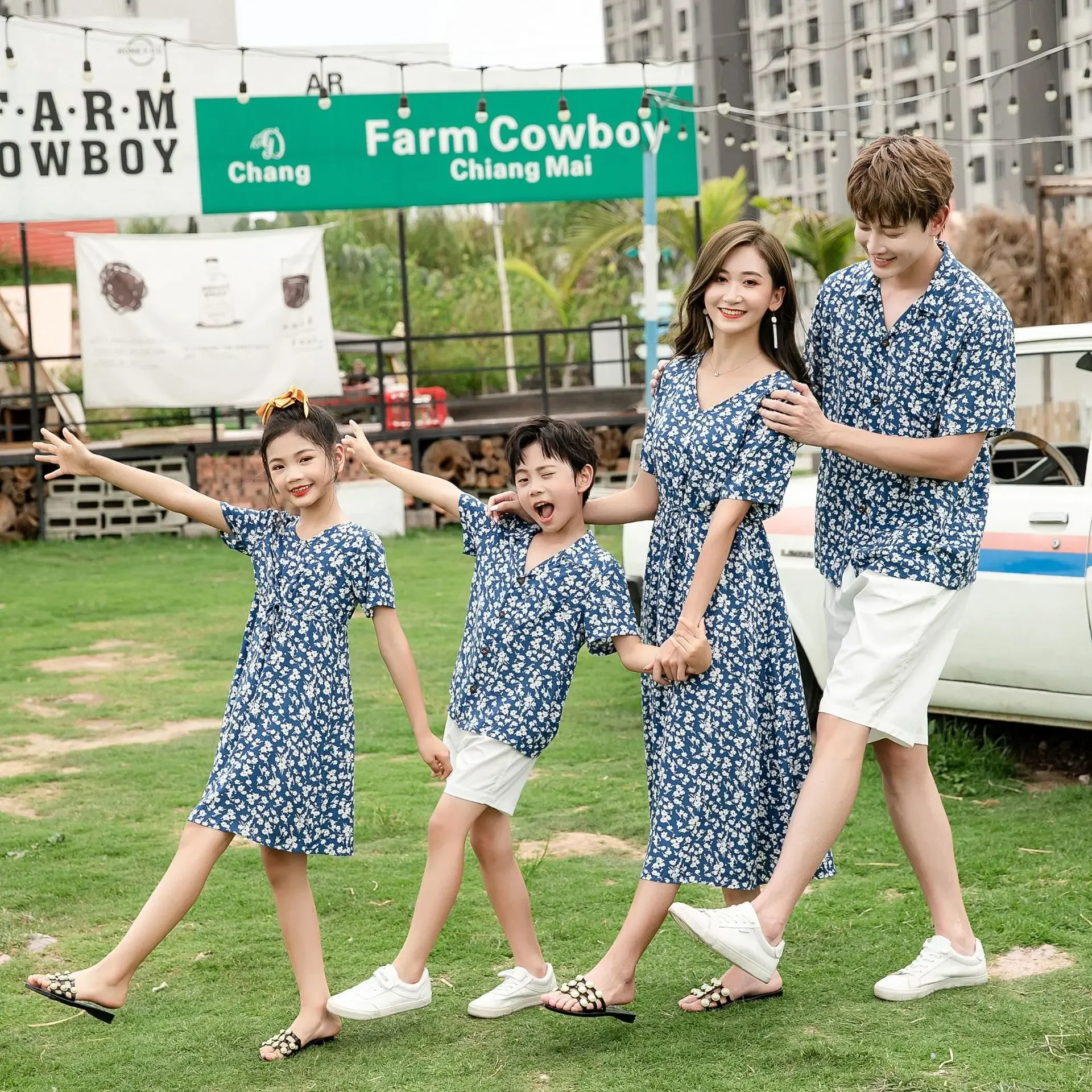 

Family Holiday Summer Clothing Mom and Daughter Baby Blue Dress Dad Son Same Clothes Set Mother Father Children Matching Outfits
