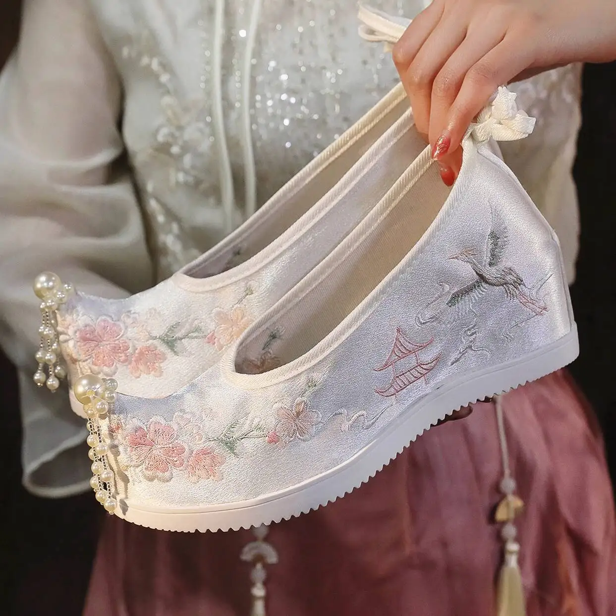 

Новый костюм, драматическая вышивка, вышитая обувь, словосочетание, элементы хань, увеличивающие рост стельки, древний стиль, женские ханьфу