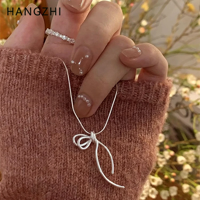 Hangzhi สร้อยเงินสีเงินประดับรูปแบบเรียบง่ายสร้อยคล้องคอยาวแสนหวานสำหรับผู้หญิง2024ดีไซน์ใหม่