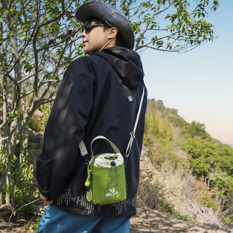 Functional drawstring water bottle bag for men and women, lightweight outdoor sports and leisure handbag, crossbody bag for trav