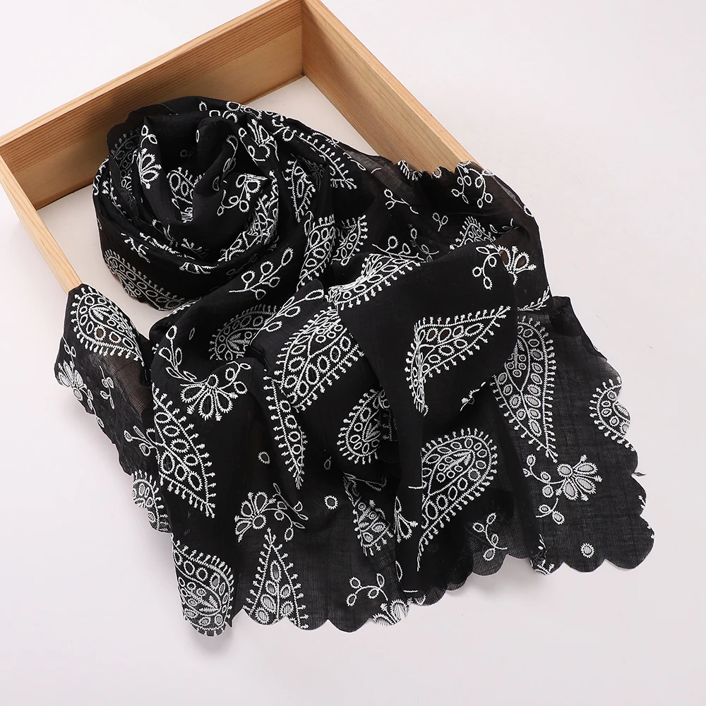 Eleganter weißer Hijab mit Paisley-Stickerei und Crinkle-Optik, Schal mit Muschelkanten-Spitze, weicher muslimischer Kopftuch, islamischer Alltagsschal – Detail 1