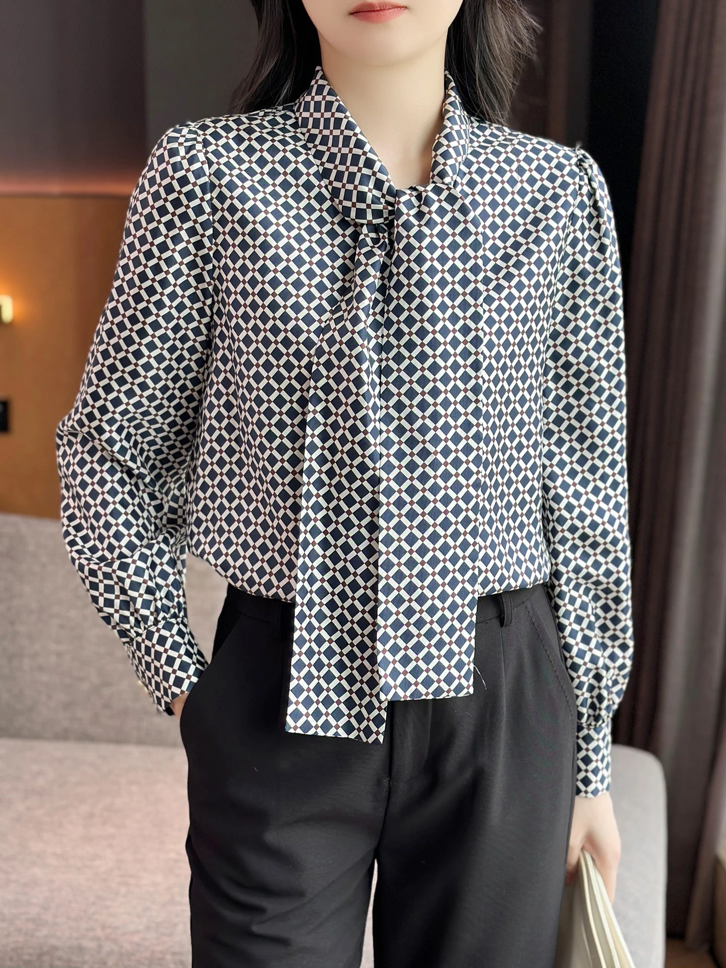 

Шелковая блузка Ele Commute ZuoZuoJia Max с геометрическим принтом, диагональным узором, из натурального шелка, прямого кроя, с длинным рукавом, для офиса.