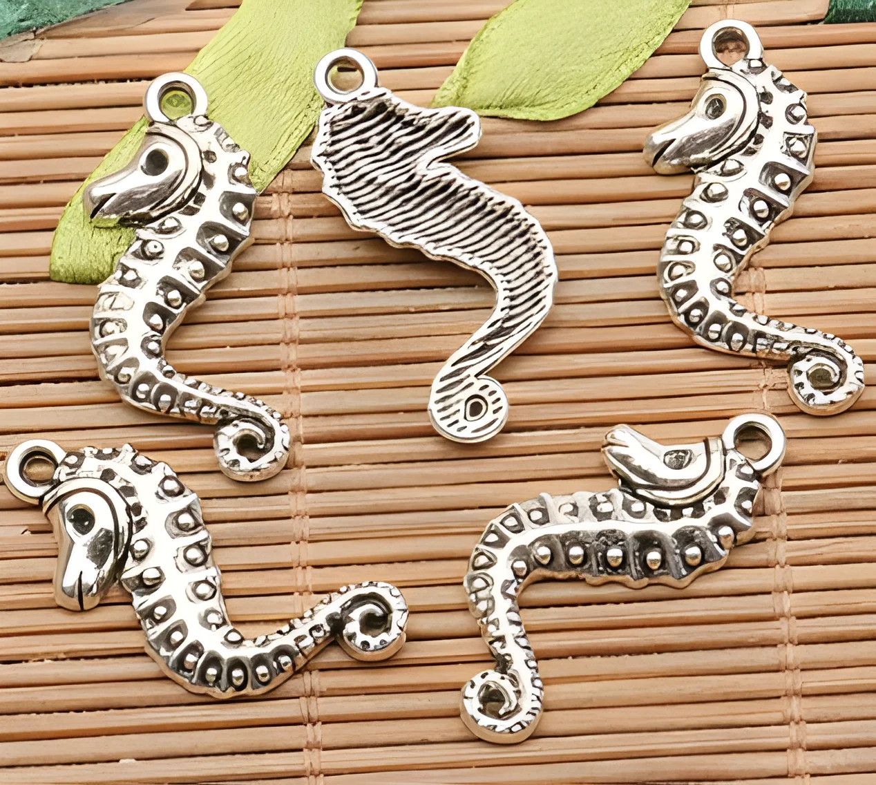 

20pcs 26*12mm Alloy matel tibetan silver cute Sea Horse pendants HWH0007