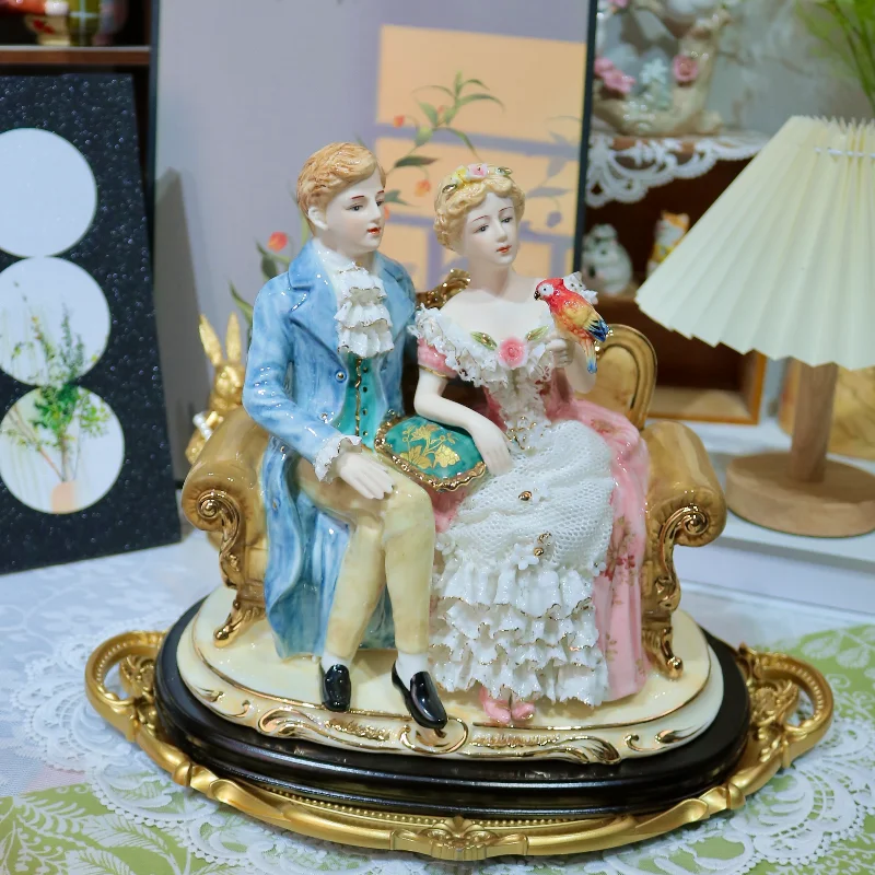 European-style British couple ornaments lace porcelain figurines ceramic crafts boutique villa living room decorations.