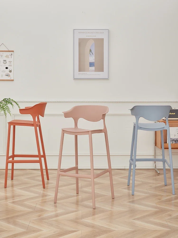 Sedia da bar semplice nordica Sedia da bar moderna e minimalista con schienale in plastica, sgabello alto creativo di design impilabile per la casa
