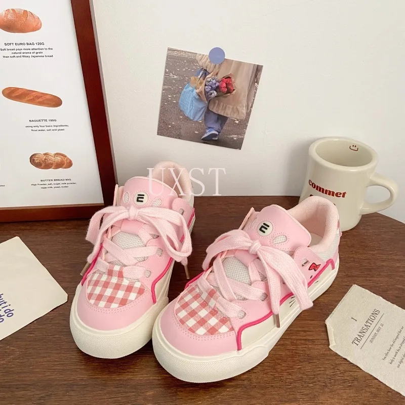 

Women's Pink Thick Soled Comfortable Bread Shoes Women's Cartoon Pattern Niche Design Cute Student Fashion Sports Board Shoes