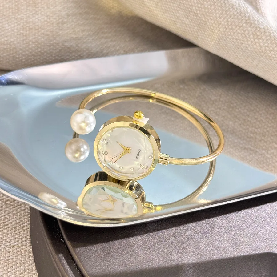 นาฬิกาข้อมือผู้หญิงหรูหราสีโรสโกลด์ หน้าปัดเล็ก สายแบบกำไลข้อมือ ประดับเพชรเทียม ดีไซน์แบรนด์ดัง สไตล์วินเทจ ไข่มุกเทียม นาฬิกาควอตซ์