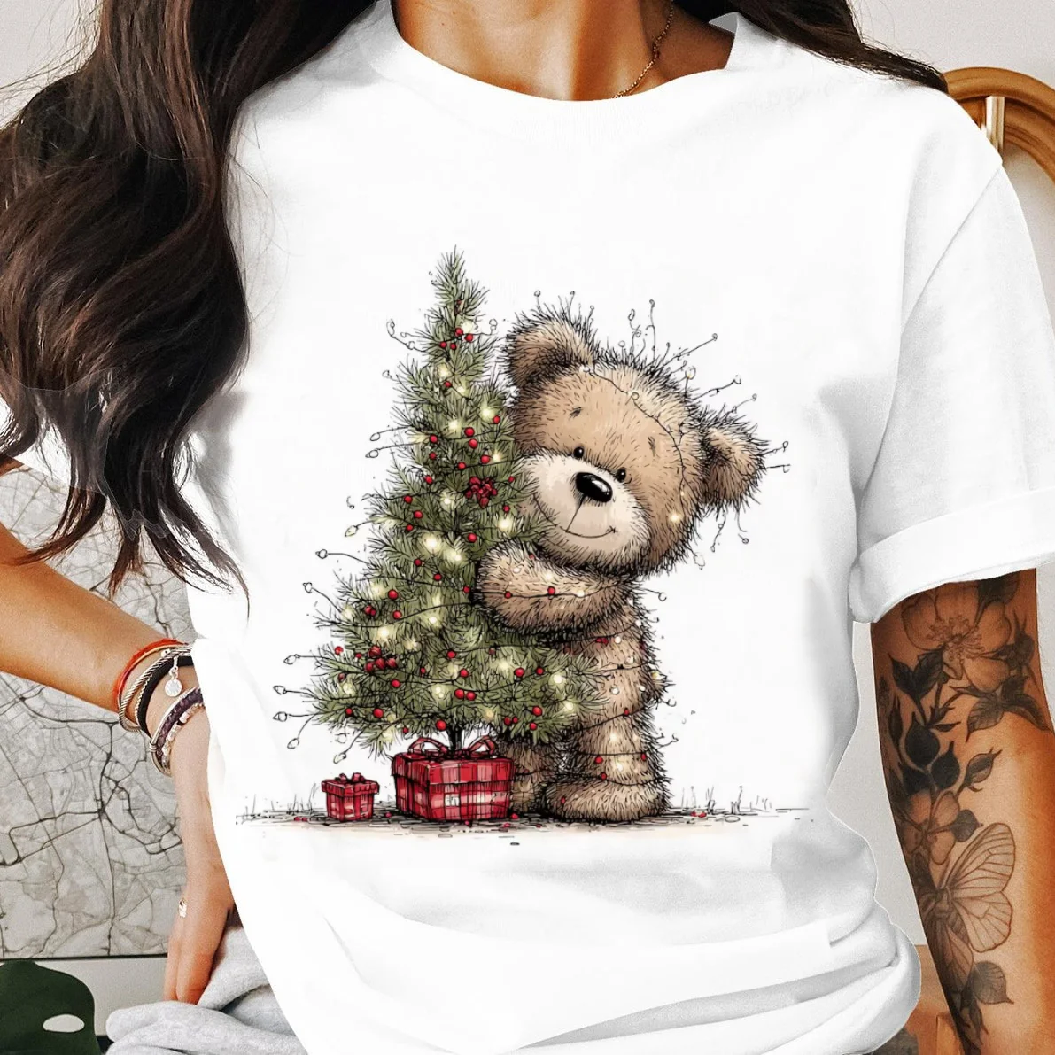 

Новогодний узор, милый топ, мультяшный забавный медведь, обнимающий рождественскую елку, женская футболка с принтом, модная обычная белая футболка с принтом