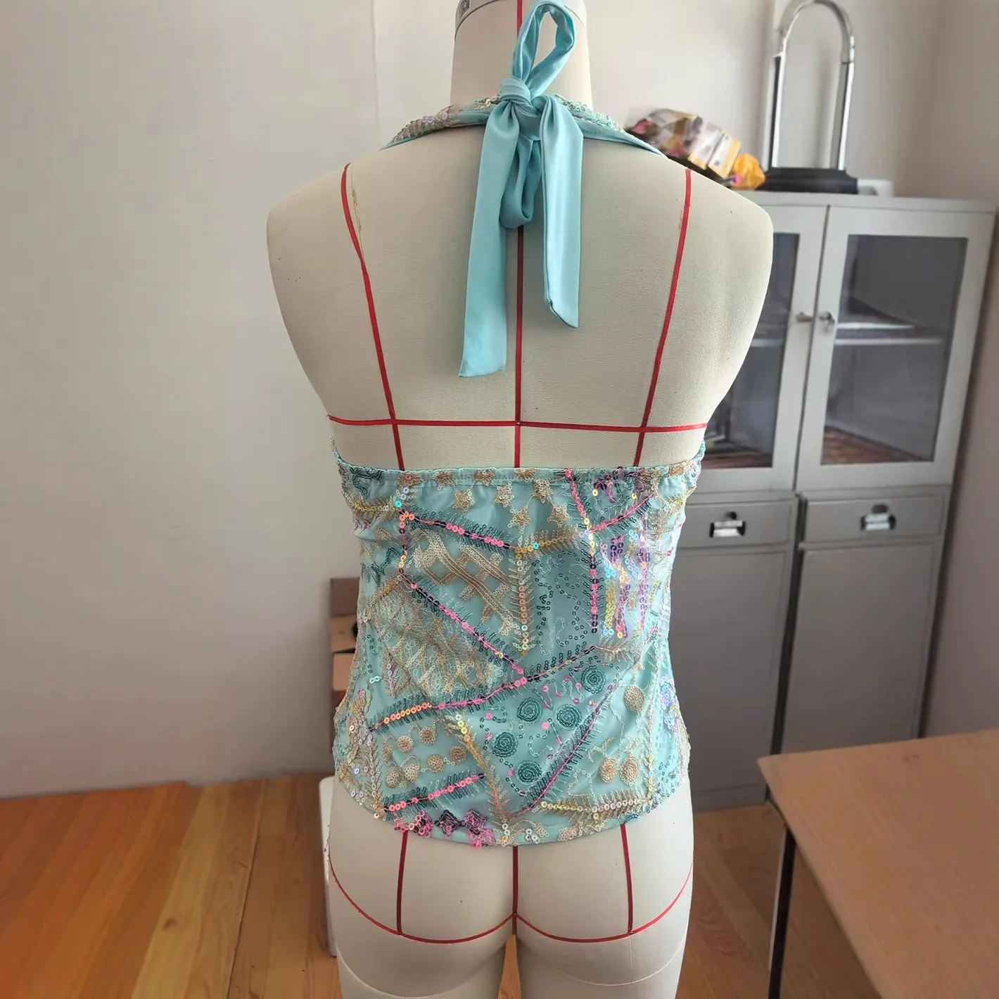 반짝이는 스팽글 여성 캐주얼 브이넥 민소매 조끼 2025 신상 섹시 스타일 밝은 실 요소 레귤러 핏 아우터웨어